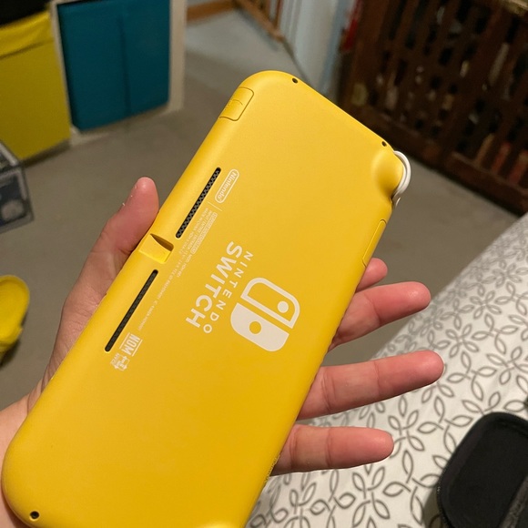 Barely used Switch Lite w game and case - Picture 3 of 3